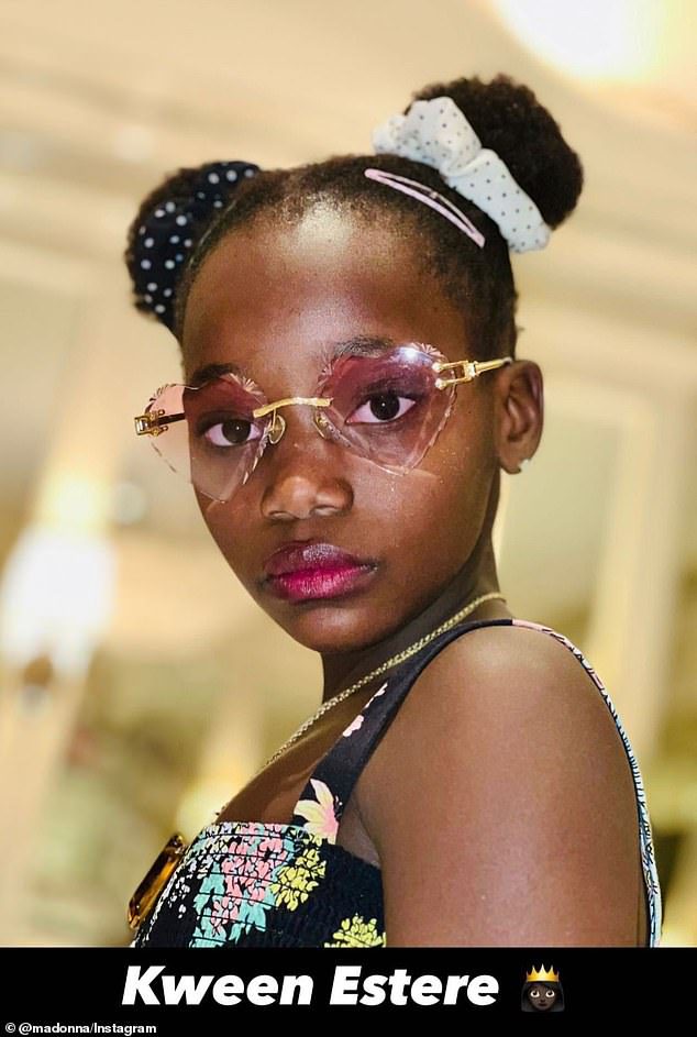Entzückend: Ein anderer Beitrag zeigte ihre Tochter Esther, 10, die eine rosa herzförmige Brille mit der Bildunterschrift trug 