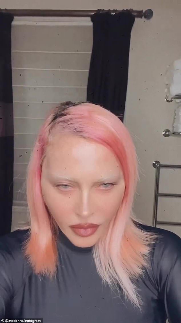 Rosa Haare: Madonna zeigte auch ihre rosa Haare und gebleichten Augenbrauen in einem anderen Video, das am Sonntag auf ihrem Instagram gepostet wurde.