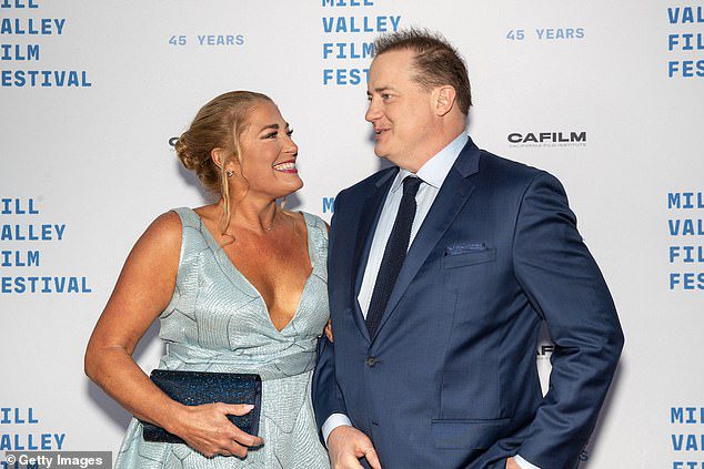 Moore, die letzten Monat ihren ersten öffentlichen Auftritt mit Brendan bei den Filmfestspielen von Venedig hatte, sah in einem mintgrünen Kleid mit einer tief ausgeschnittenen Bluse und einer marineblauen Handtasche wunderschön aus.