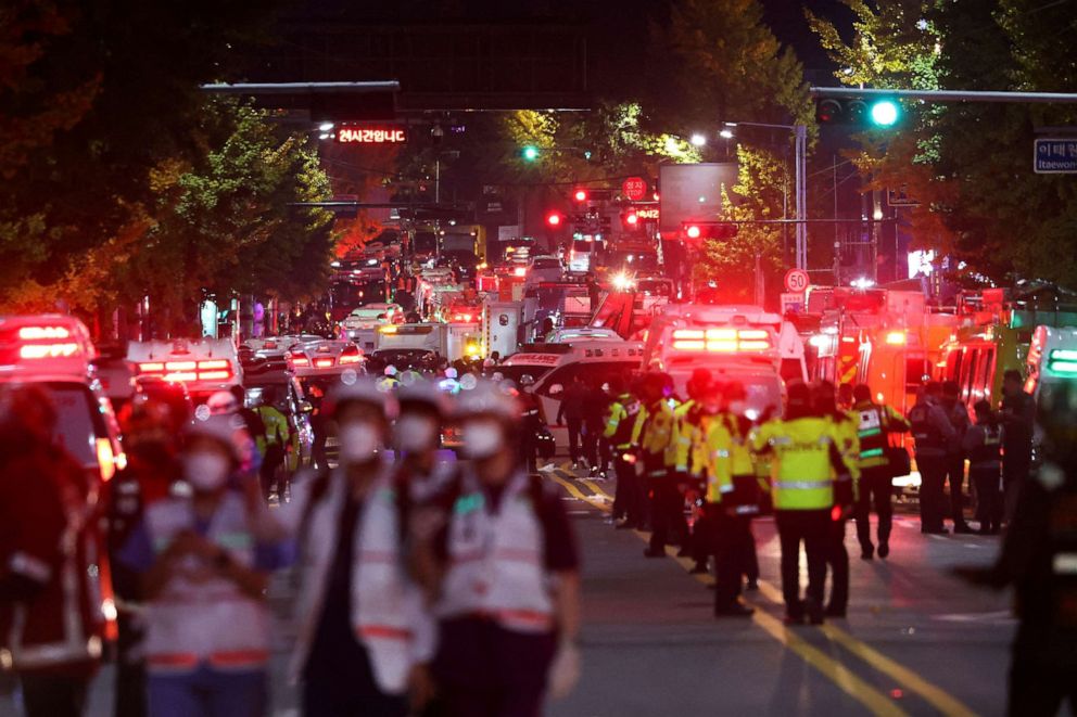 Foto: Rettungsteams arbeiten an dem Ort, an dem Dutzende Menschen bei einem Ansturm während des Halloween-Festivals in Seoul, Südkorea, am 30. Oktober 2022 verletzt wurden.