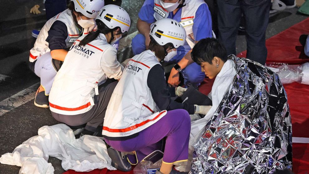 Foto: Ein Mann erhält medizinische Hilfe von Mitgliedern des Rettungsteams an dem Ort, an dem Dutzende Menschen bei einem Ansturm während des Halloween-Festivals in Seoul, Südkorea, am 30. Oktober 2022 verletzt wurden. 