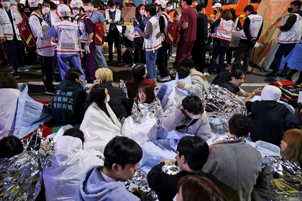 Foto: Menschen sitzen auf der Straße, nachdem sie gerettet wurden, am Tatort von Dutzenden von Menschen, die bei einem Ansturm während einer Halloween-Feier in Seoul, Südkorea, am 30. Oktober 2022 verletzt wurden.