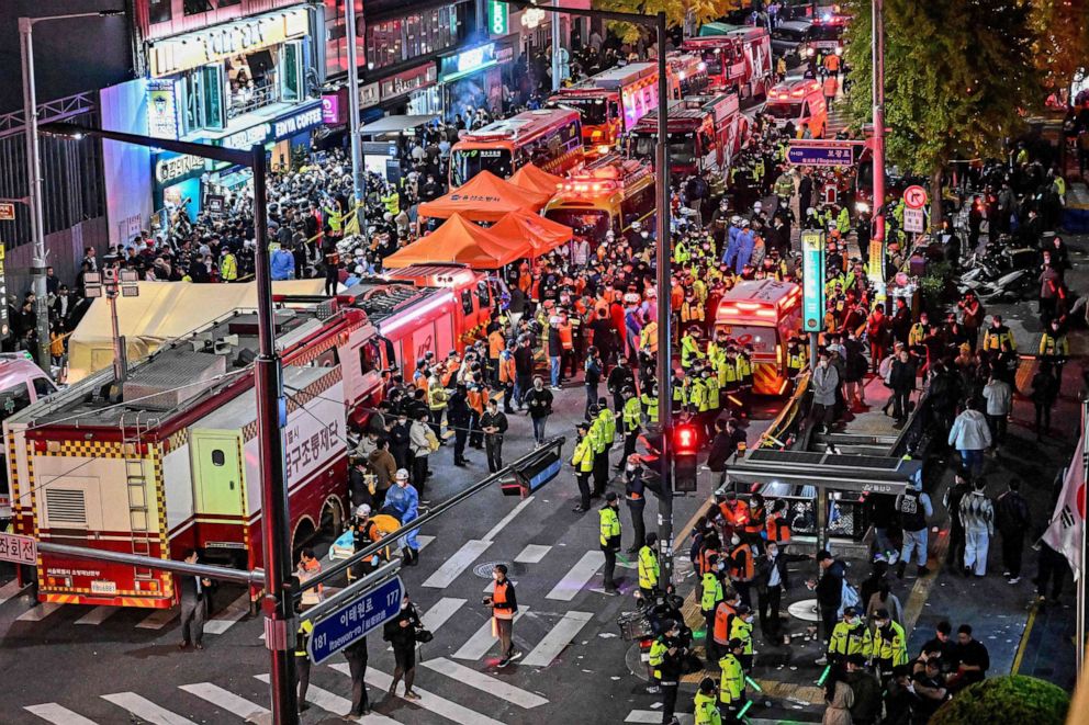 Foto: Schaulustige, Polizisten und medizinisches Personal versammeln sich, nachdem Dutzende bei einem Ansturm verletzt wurden, nachdem Menschen am 30. Oktober 2022 in Seoul, Südkorea, enge Straßen im Stadtviertel Itaewon überfüllt hatten, um Halloween zu feiern.