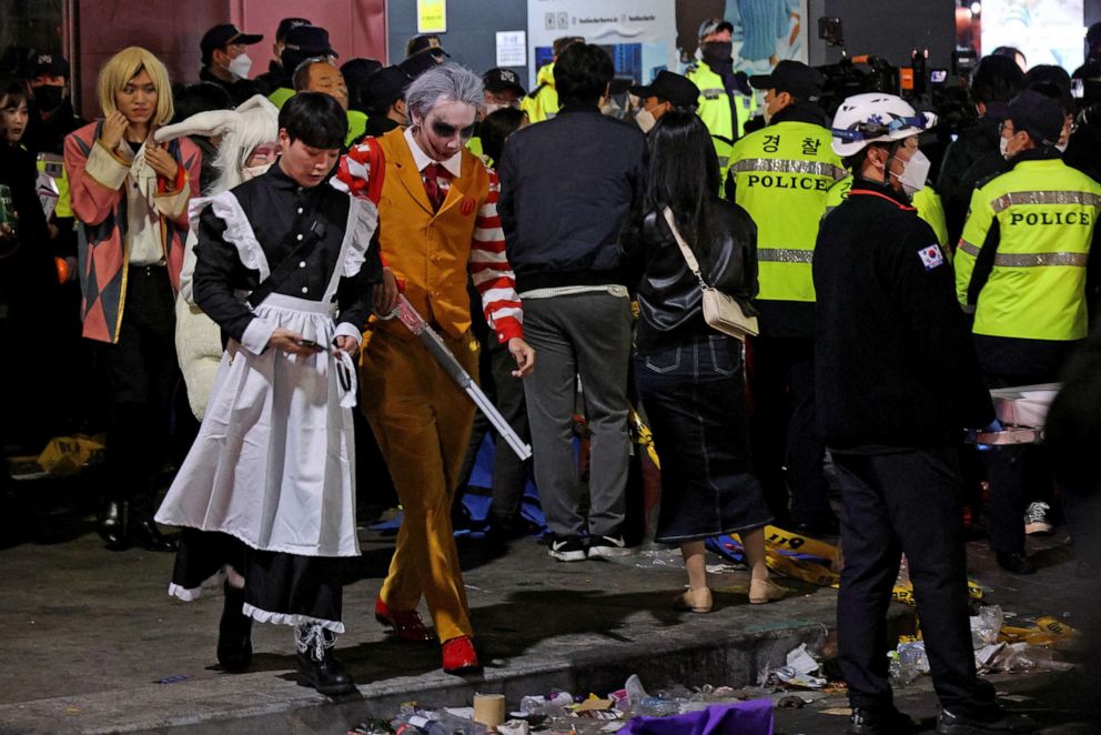 Foto: Partygänger verlassen den Ort, an dem mehrere Menschen bei einem Ansturm während eines Halloween-Festivals in Seoul, Südkorea, am 30. Oktober 2022 starben und verletzt wurden.