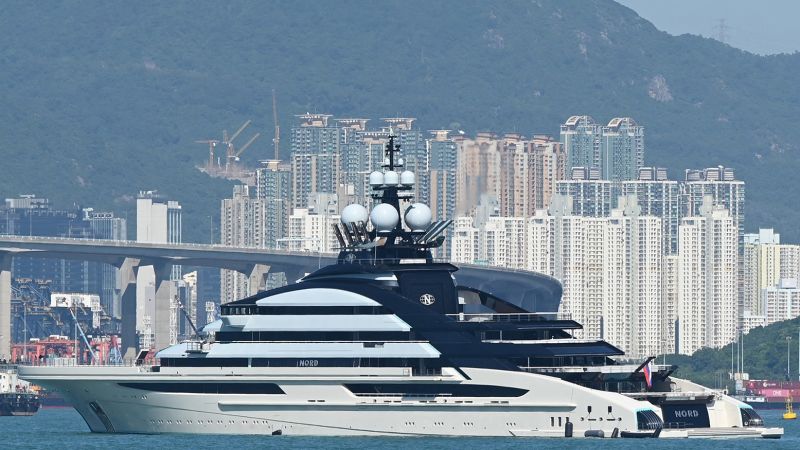 Die 500-Millionen-Dollar-Luxusjacht des sanktionierten russischen Oligarchen verlässt Hongkong in Richtung Kapstadt