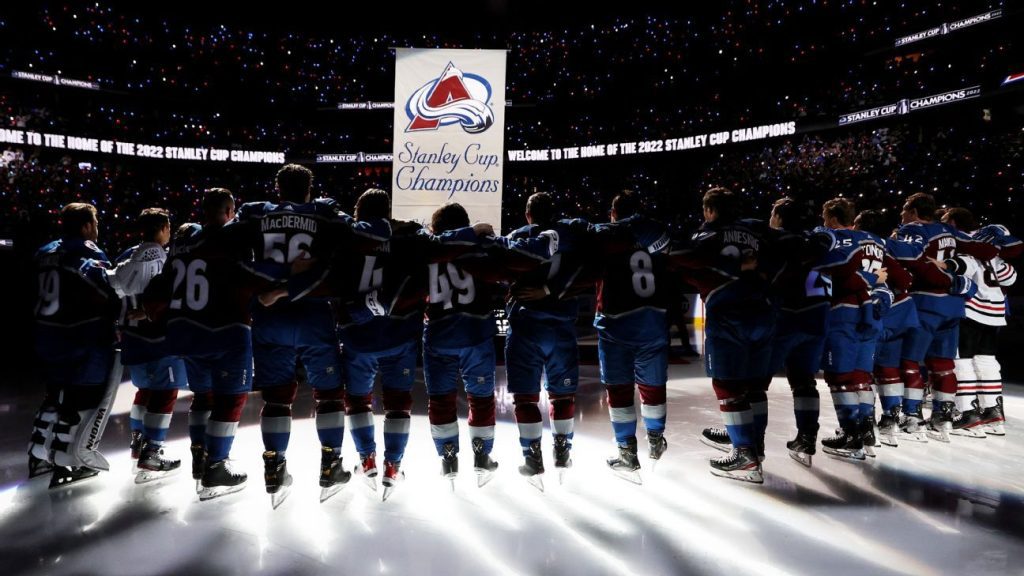 Die Colorado Avalanche hisst vor der Eröffnung die Flagge des Stanley Cup