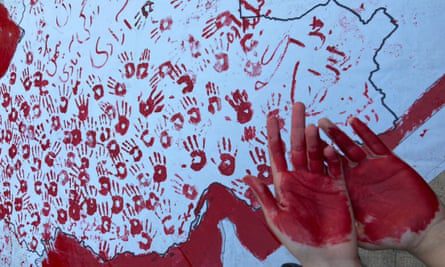Ein iranischer Student, nachdem er eine Karte des Iran mit Handabdrücken an die Wand gemalt hatte, soll am Wochenende an einem Protest-Sit-in an der Universität der Künste in Isfahan teilgenommen haben.