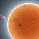 Eine Millionen Kilometer lange Plasmasäule, die von der Sonne ausgeht, in einem atemberaubenden Bild