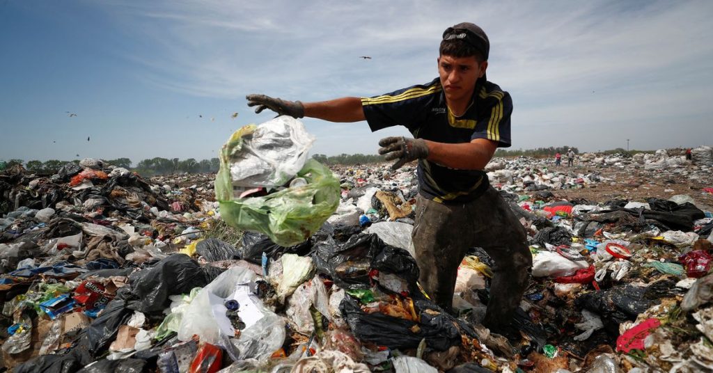 Indem sie auf Mülldeponien gehen, um zu überleben, spüren die Argentinier den Schmerz der Inflation zu 100 %.