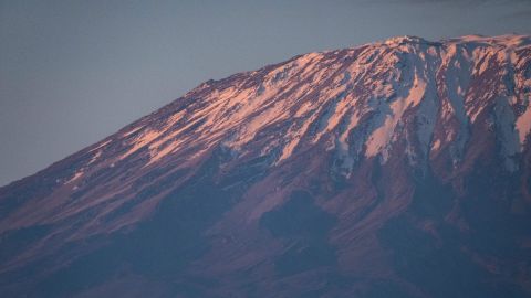 Der schneebedeckte Kilimandscharo bei Sonnenaufgang im Jahr 2021. Die UNESCO berichtet, dass die Gletscher des Weltnaturerbes jedes Jahr etwa 58 Milliarden Tonnen Eis abwerfen.