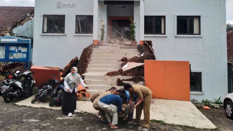 Kommunalbeamte in Cianjur evakuieren einen verletzten Kollegen nach dem Erdbeben.