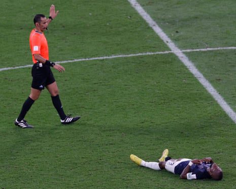 Schiedsrichter Mustapha Ghorbal zeigt, wie der Ecuadorianer Ener Valencia verletzt am Boden liegt.