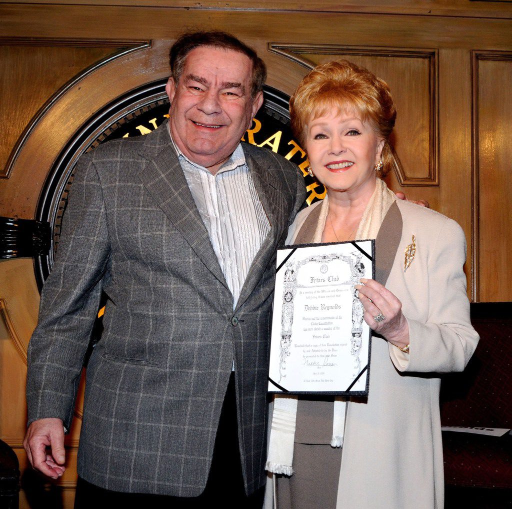 Freddy Roman und Schauspielerin Debbie Reynolds im Friar's Club im Jahr 2009.