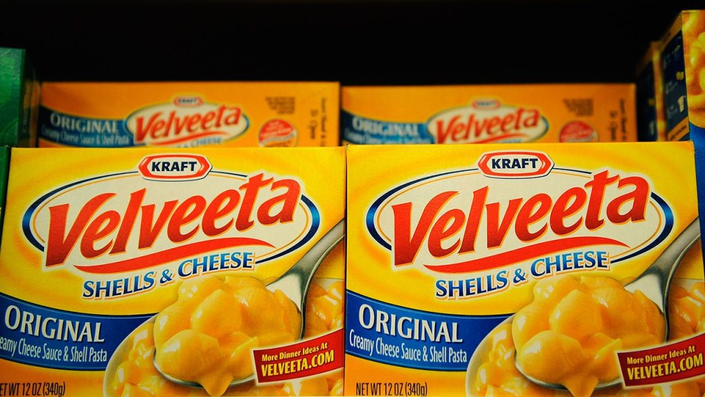 Eine Frau aus Florida klagt, nachdem sie behauptet hat, dass die Zubereitung ihrer Velveta Shells and Cup of Cheese länger dauert als ihre „Standby-Zeit“.