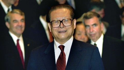 Der chinesische Führer Jiang Zemin lächelt während eines Treffens mit Führungskräften auf dem Fortune Global Forum in Hongkong am 8. Mai 2001.