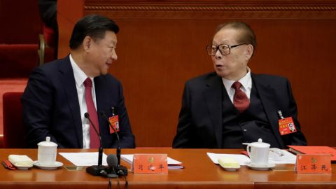 Der chinesische Staatschef Xi Jinping spricht mit dem ehemaligen Staatschef Jiang Zemin während des Nationalkongresses der Kommunistischen Partei in Peking am 24. Oktober 2017. 