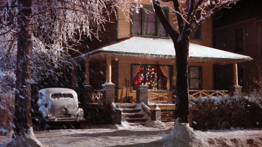 Der Hausbesitzer aus „Christmas Story“ fotografiert den Schauspieler aus einem Film, der draußen mit Fans fotografiert