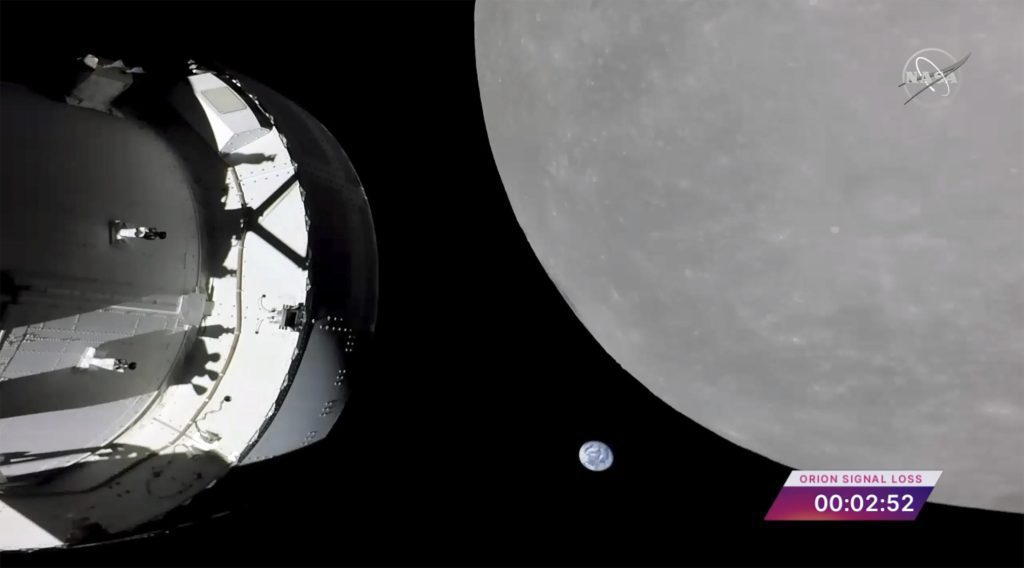 Eine NASA-Kapsel fliegt über den Mond, der letzte große Schritt vor der Mondumlaufbahn