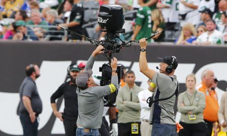 Arbeiter reparieren eine ferngesteuerte Kamera, nachdem sie während eines Spiels zwischen Bills und Jets den Boden zerstört hatte