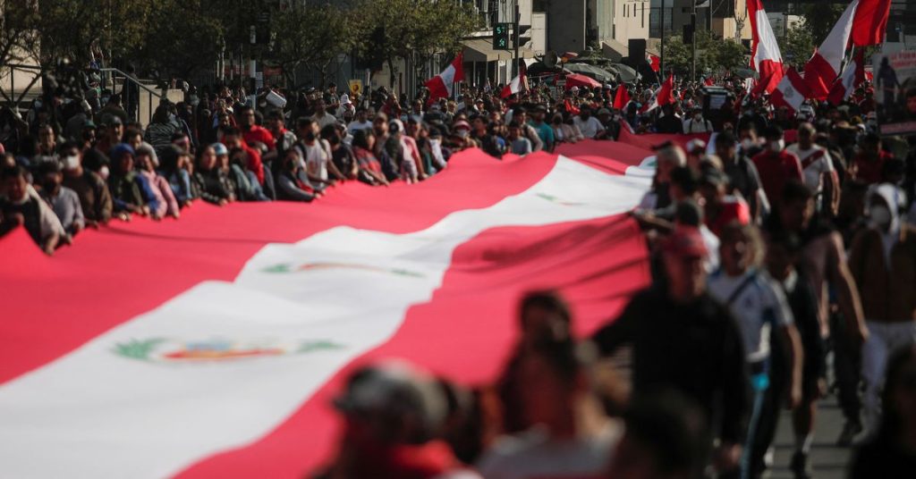 Tausende demonstrieren in Peru, um den Rücktritt des linken Präsidenten Castillo zu fordern
