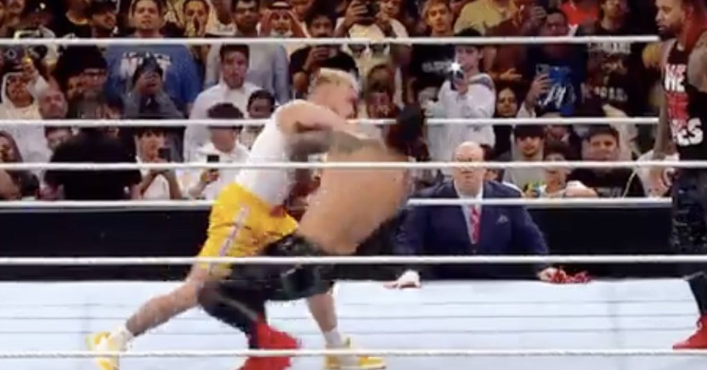 Video: Jake Paul punktet mit Bruder Logan Paul bei WWE Crown Jewel mit 2 'Knockouts'