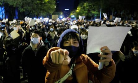 Menschen, die Weißbücher bei einem Protest gegen Covid-Beschränkungen halten 