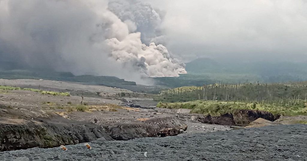 Indonesien evakuiert Dorfbewohner, als auf der Insel Java ein Vulkan ausbricht