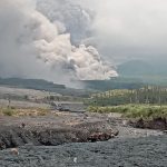Indonesien evakuiert Dorfbewohner, als auf der Insel Java ein Vulkan ausbricht