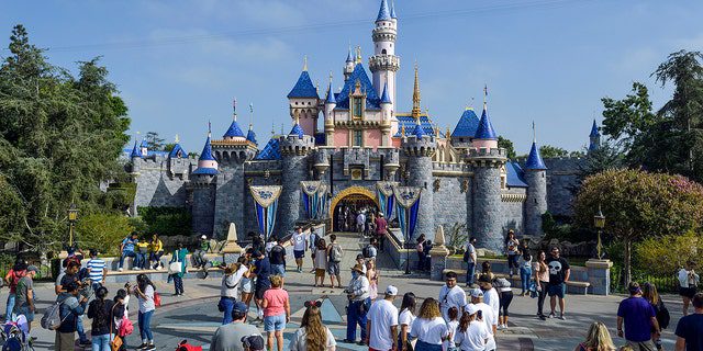 Disneyland-Besucher vor dem Dornröschenschloss im Disneyland in Anaheim, Kalifornien, am Freitag, den 3. September 2021. 