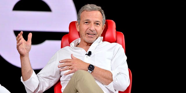 Der frühere CEO und ehemalige Vorsitzende der Walt Disney Company, Robert Iger, spricht auf der Bühne während der Code 2022-Konferenz von Vox Media – Tag 2 am 7. September 2022 in Beverly Hills, Kalifornien.