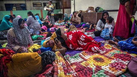 Nach dem Ausbruch des Vulkans Mount Semeru in Lumagang, Ost-Java, am 4. Dezember 2022, suchen Menschen Zuflucht in einer Gemeindehalle im Dorf Kandipuru.