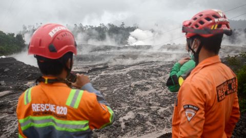 Rettungskräfte überwachen am 4. Dezember 2022 in Lumagang, Ost-Java, Indonesien, den Fluss von vulkanischem Material aus dem Ausbruch des Vulkans Mount Semeru. 