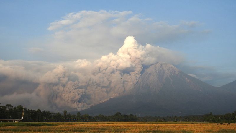 Mount Semeru: Tausende nach Vulkanausbruch in Indonesien evakuiert