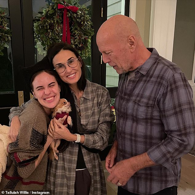 „Ich liebe meinen Vater und meine Familie“: Bruce Willis und seine Ex-Frau Demi Moore teilten einen süßen Moment mit ihrer Tochter Tallulah, als sie sich am Montagabend zu einem Familienessen trafen.