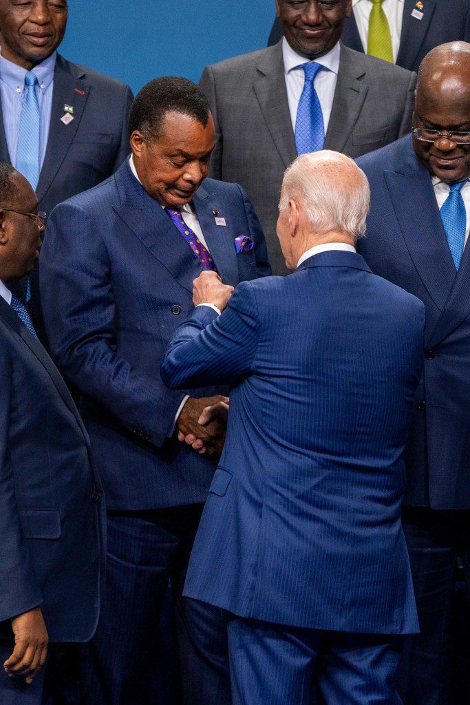 Biden spricht mit dem Präsidenten der Republik Kongo, Denis Sassou Nguesso, der seit 38 Jahren im Amt ist. 