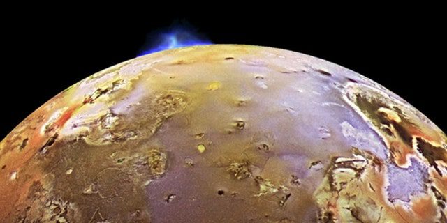 Auf ihrem Weg zu den eisigen Welten, die die äußeren Regionen unseres Sonnensystems bevölkern, glitt die NASA-Raumsonde New Horizons an Jupiter vorbei, stürzte auf Io, den drittgrößten Mond des Planeten, und erlitt einen Vulkanausbruch. 